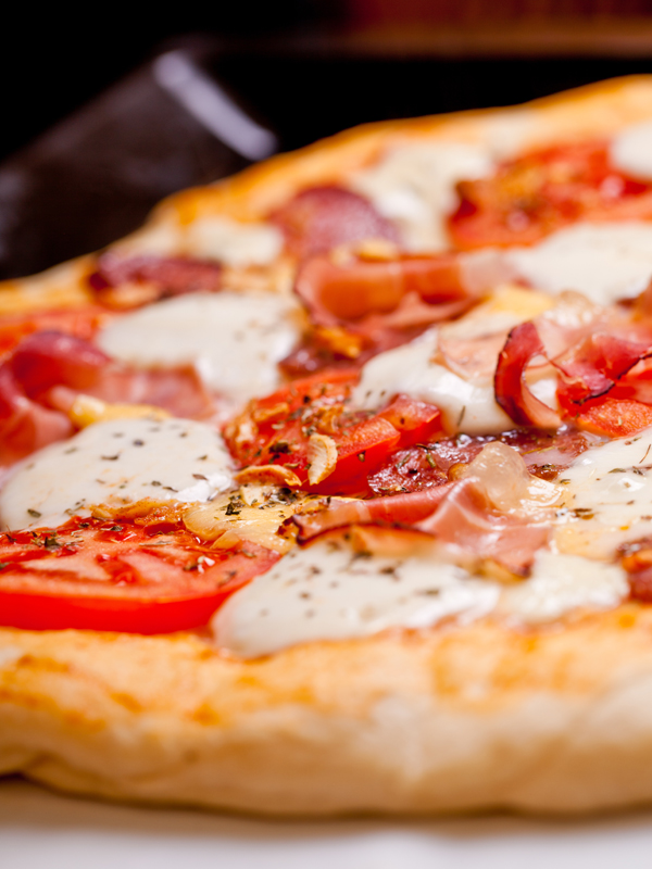 Pizza with fresh tomatoes